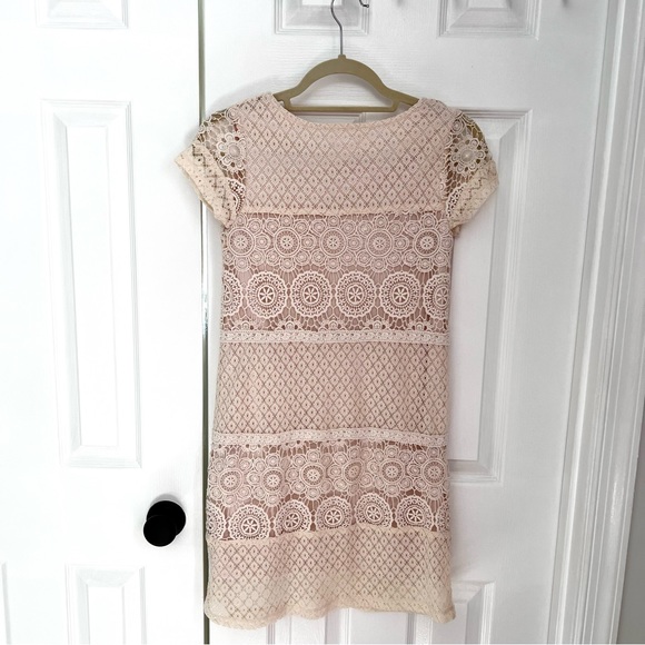 EUC cream color lace shift dress - Picture 4 of 4